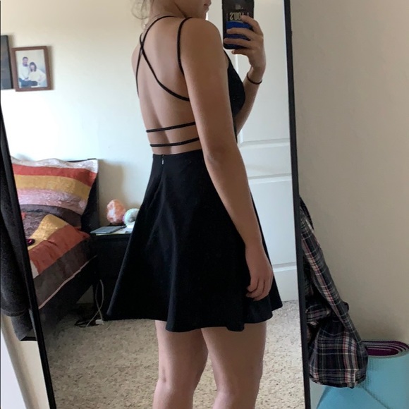 Lulu’s Black V plunge Dress - Picture 6 of 7